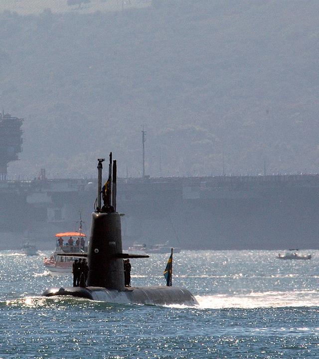 Das schwedische U-Boot "HSwMS Gotland" mit dem US-Flugzeugträger "USS Ronald Reagan (CVN-76)" im Hintergrund im Hafen von San Diego während einer Militärparade.