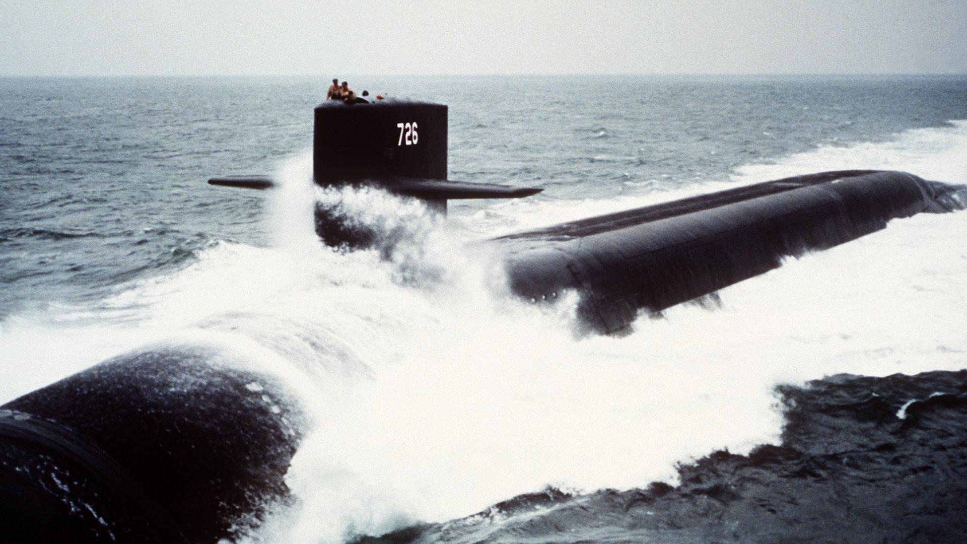 Die "USS Ohio (SSBN-726)" halbgetaucht im Meer. Im Turm des U-Boots befinden sich zwei Personen.