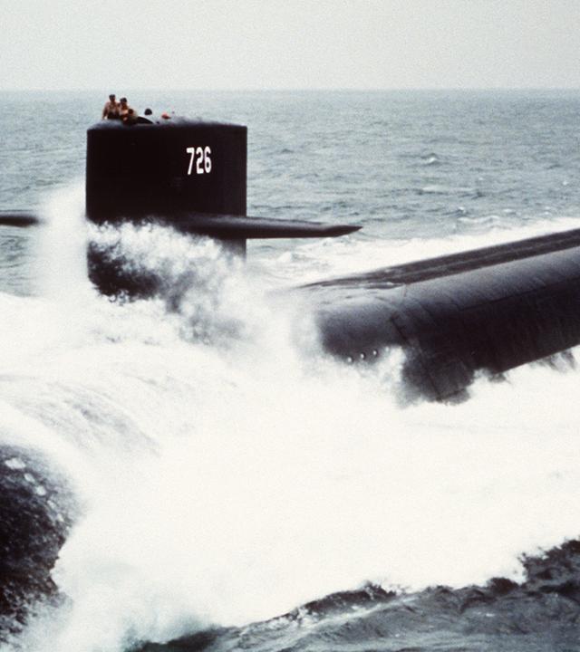 Die "USS Ohio (SSBN-726)" halbgetaucht im Meer. Im Turm des U-Boots befinden sich zwei Personen.