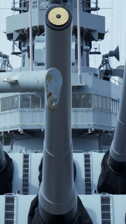 "Kriegsschiffe - Tod auf See: Ungleiche Gegner": Aufnahme der Geschützrohre der "USS Wisconsin (BB-64)" von vorn.