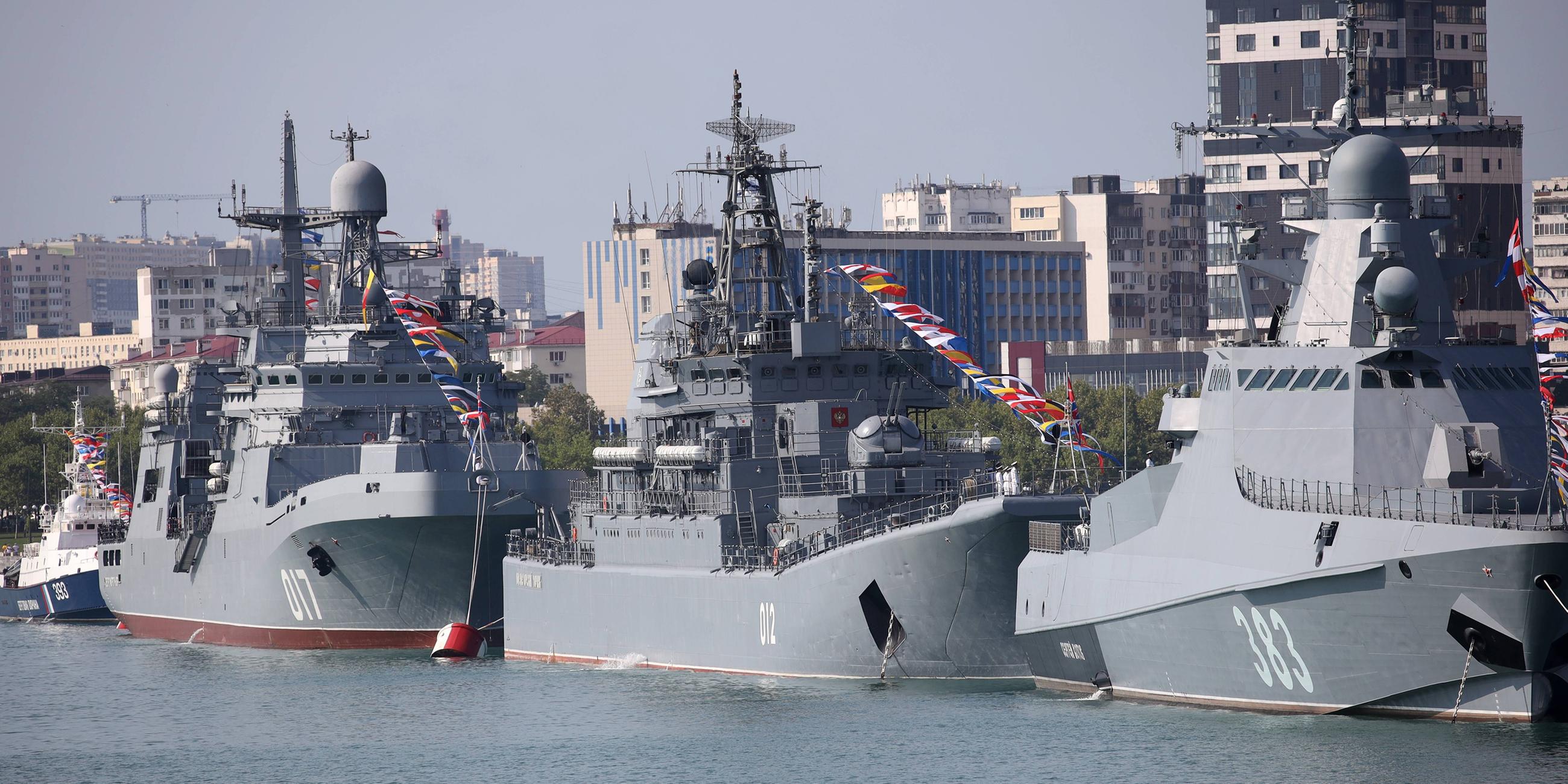 Kriegssschiffe im Hafen von Noworossijsk, Russland