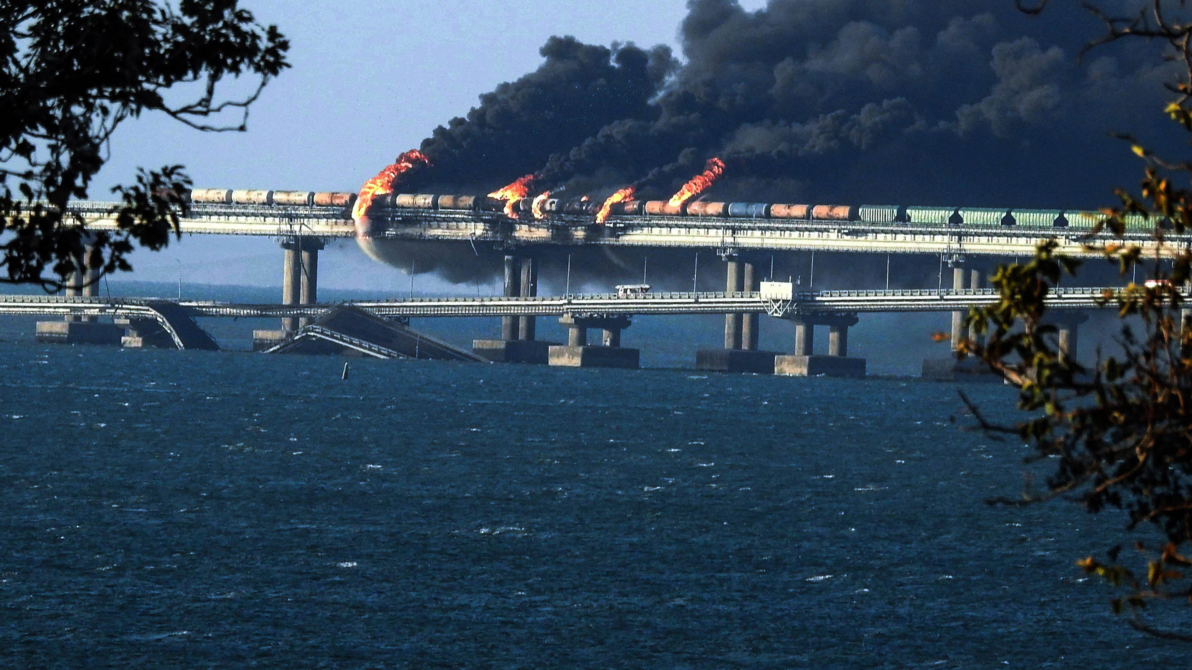 Schwarzer Rauch steigt aus einem Feuer auf der Kertsch-Brücke auf