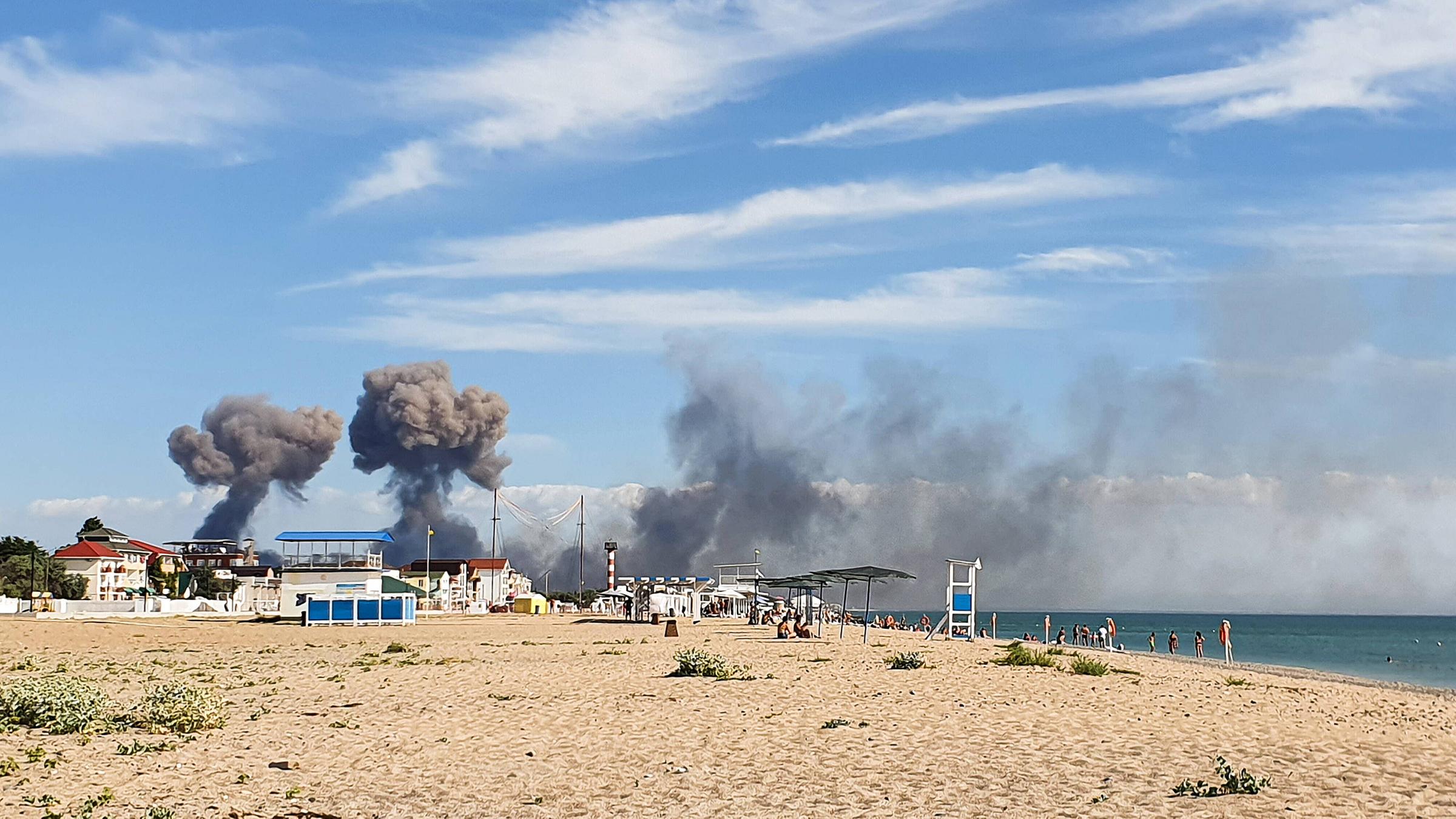 Heavy explosions at Russian Crimean base - News Unrolled