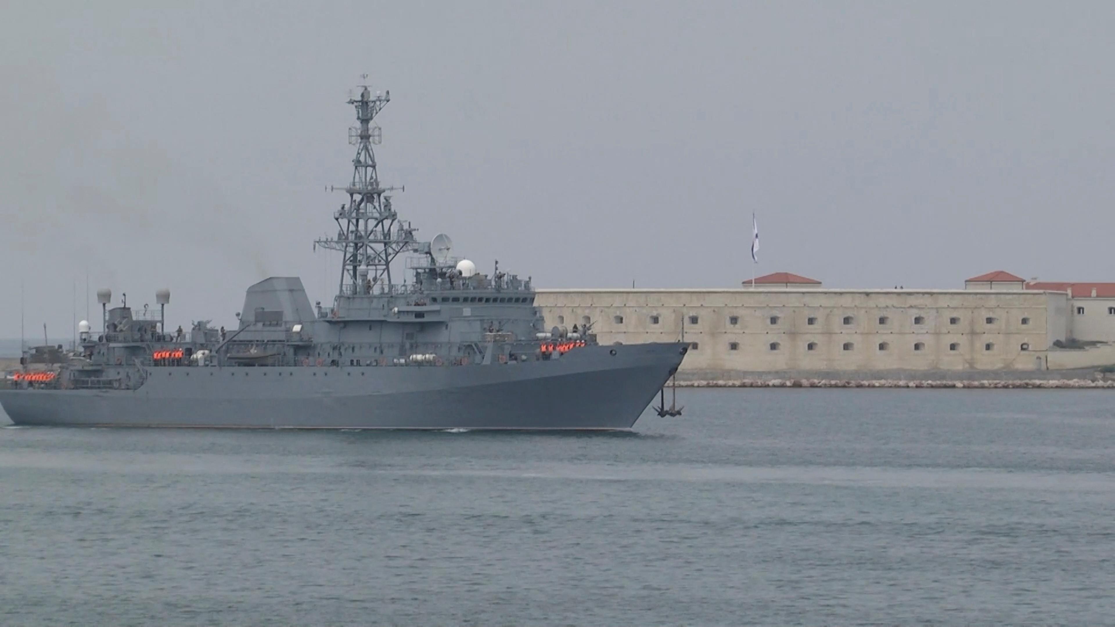 Ein Schiff der russischen Marine am Hafen von Sewastopol am 26. Mai 2023