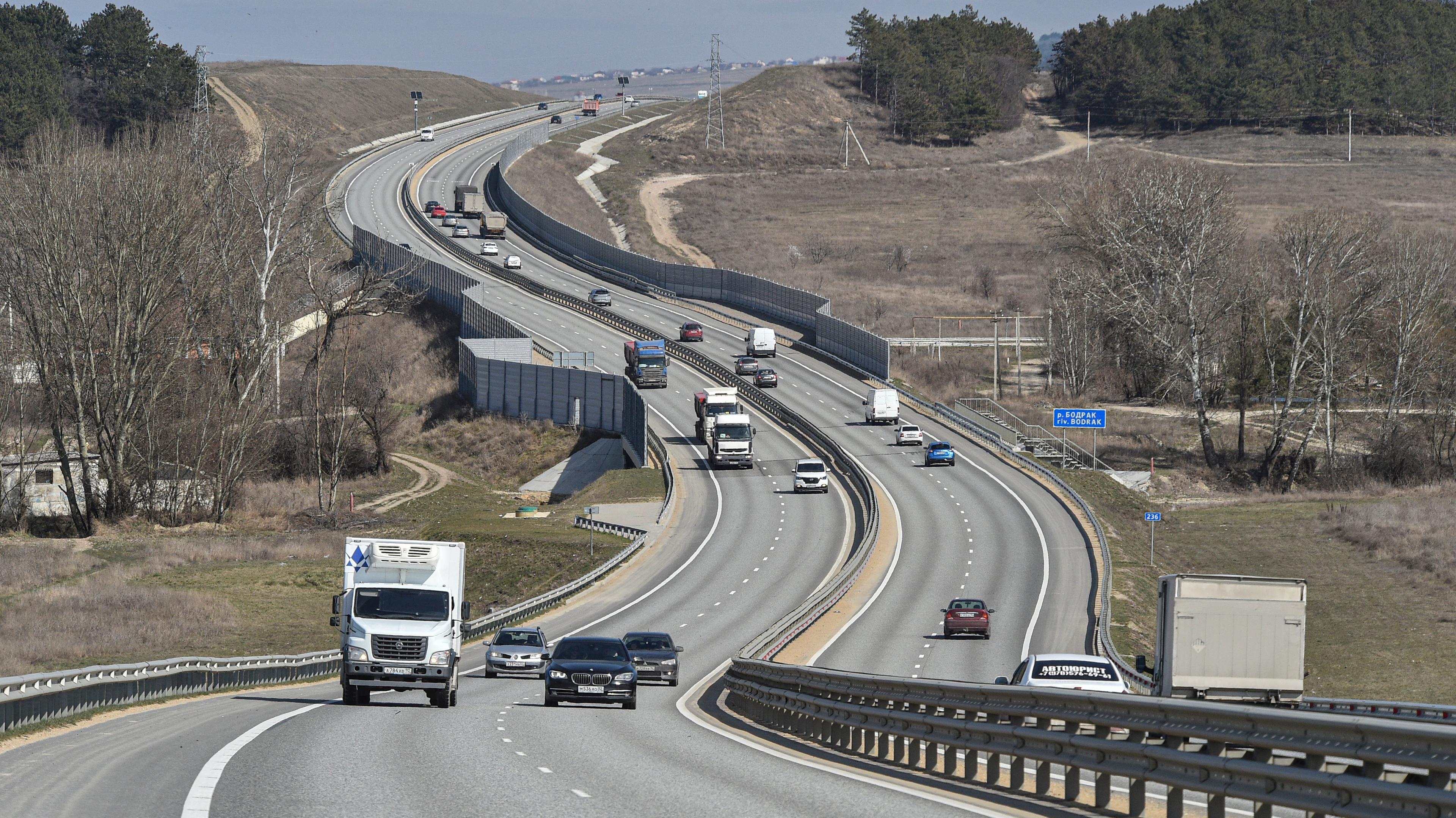 Fahrzeuge fahren auf der von Russland errichteten Tavrida-Autobahn auf der Krim