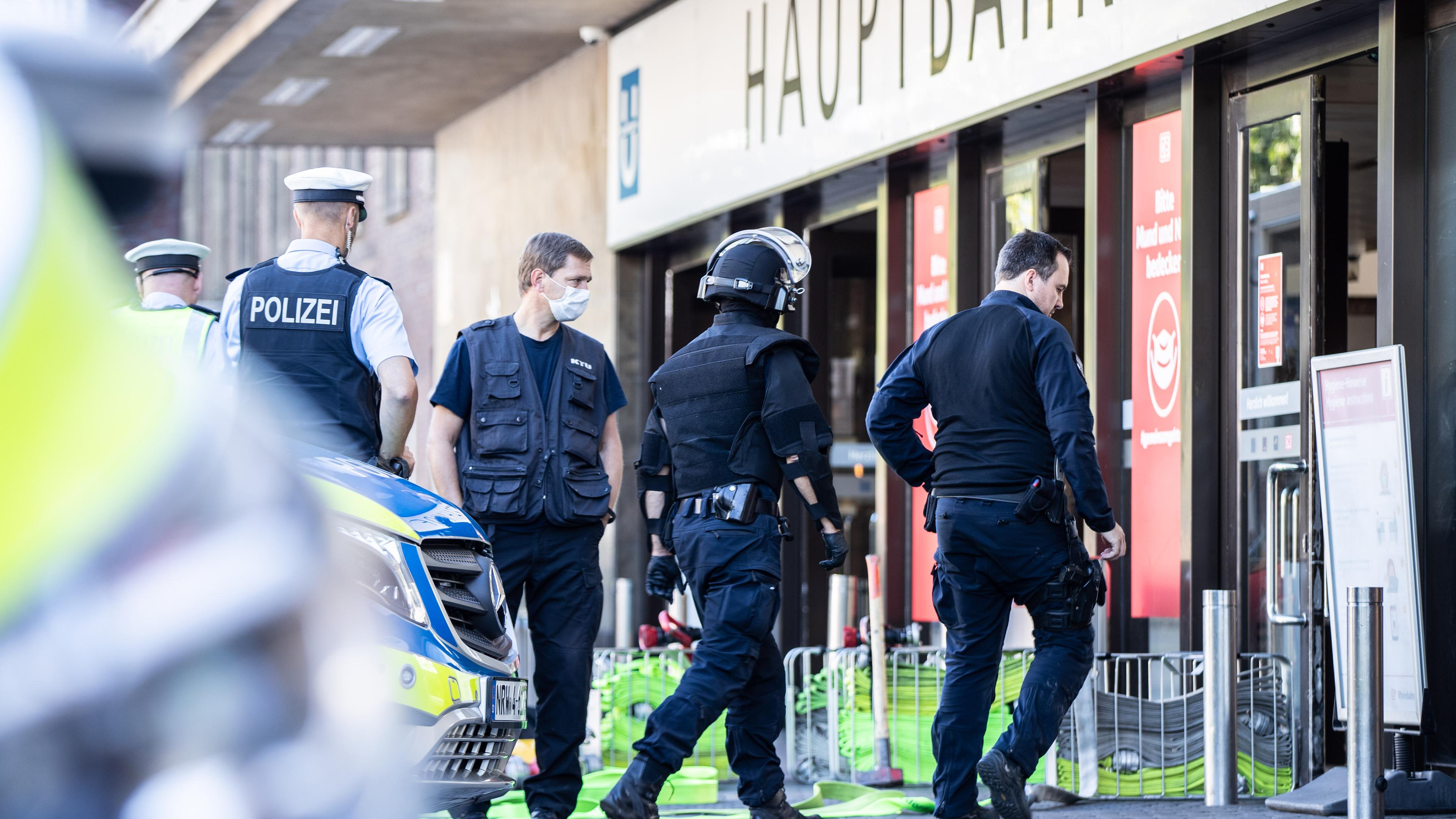 Polizei bei Einsatz im Bahnhof Düsseldorf, aufgenommen am 31.07.2020