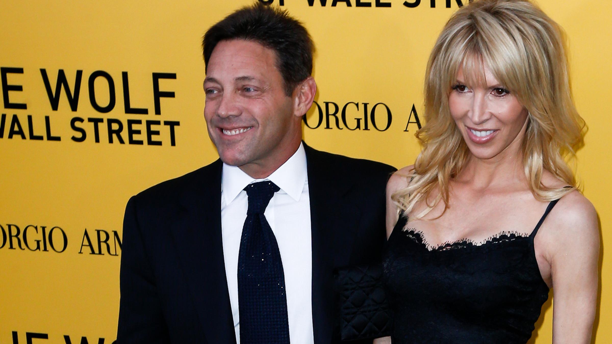 "Kriminelle Karrieren: Jordan Belfort - der Wolf of Wall Street": Jordan Belfort und seine Begleitung vor einer Werbewand. 