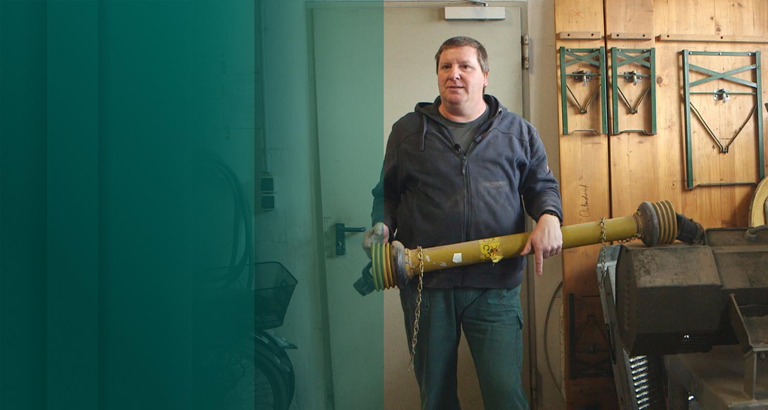 Mann mit Gerät in der Hand