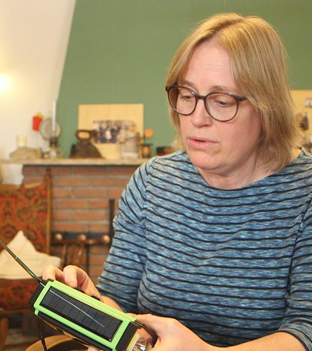 Frau, die Funkgerät zeigt