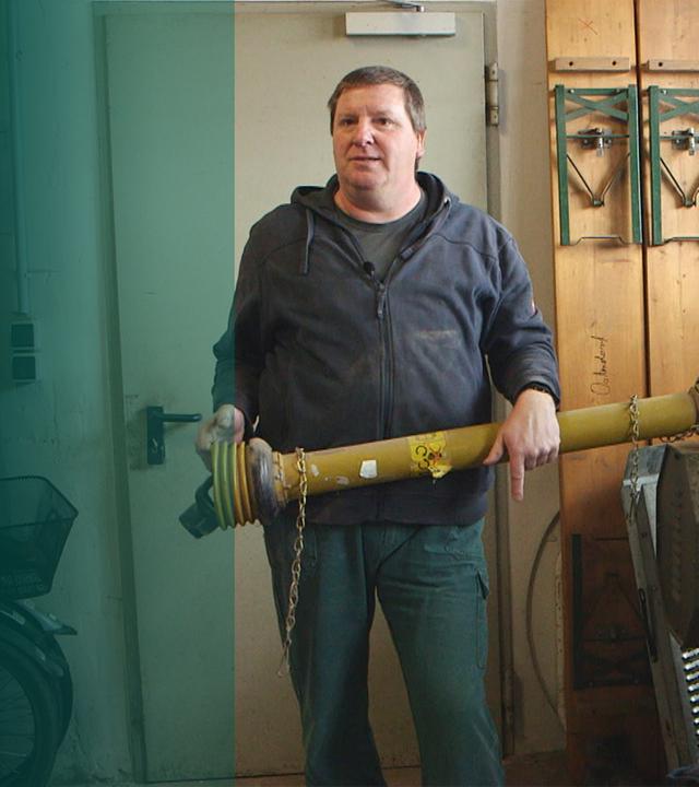 Mann mit Gerät in der Hand