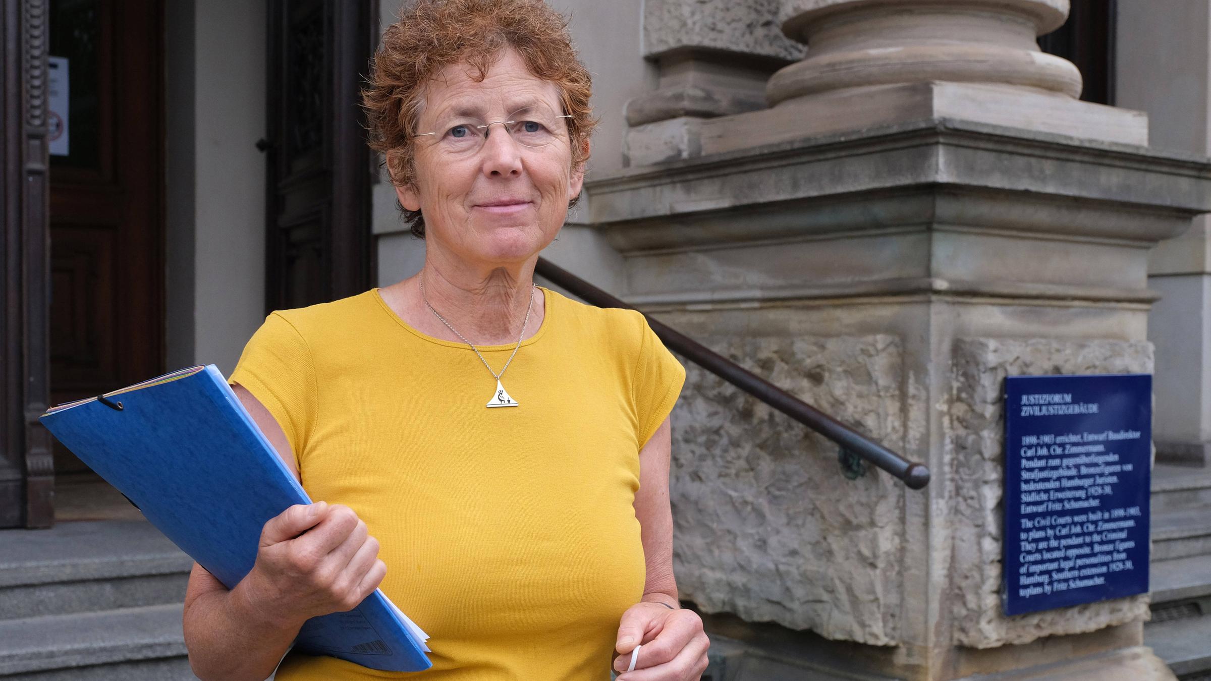 Archiv: Mit einer Protestaktion vor dem Hamburger Landgericht hat am Freitag (21.08.2020) der Prozess um eine Unterlassungsklage der Giessener Aerztin Kristina Haenel (Hänel) begonnen.