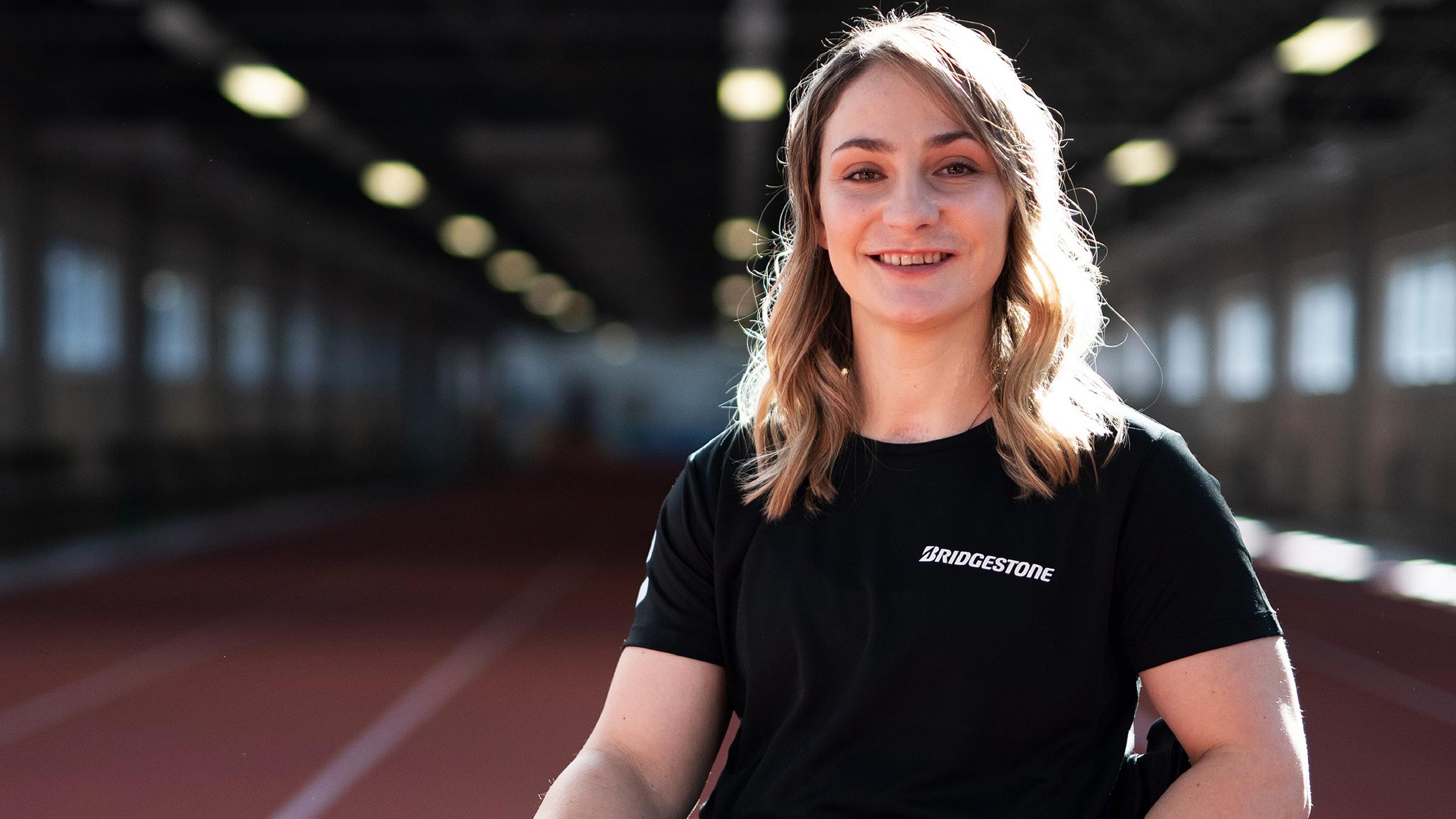 Kristina Vogel sitzt vor einer Rennbahn am 26.03.2019