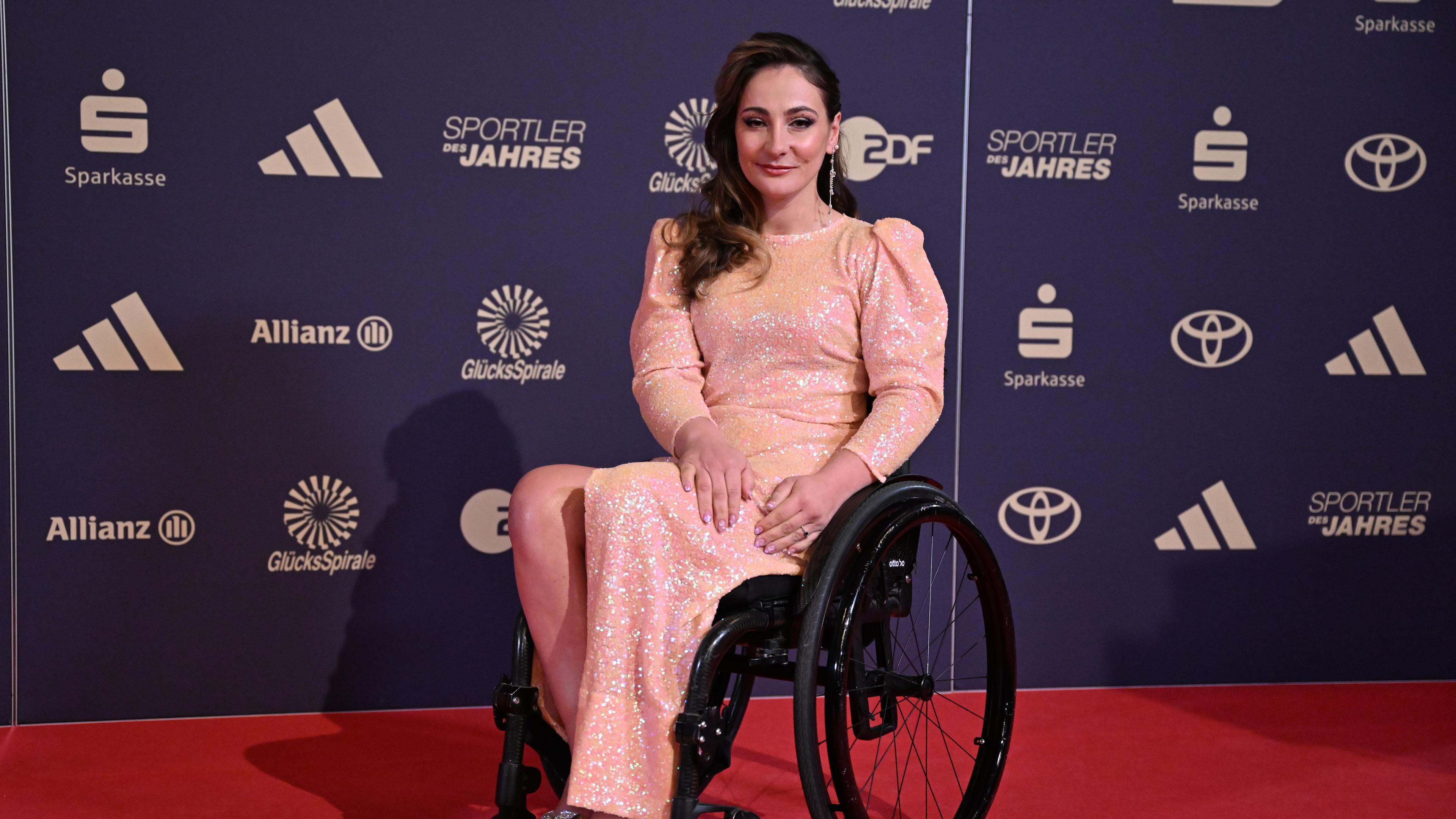 Kristina Vogel posiert im Rollstuhl auf dem roten Teppich
