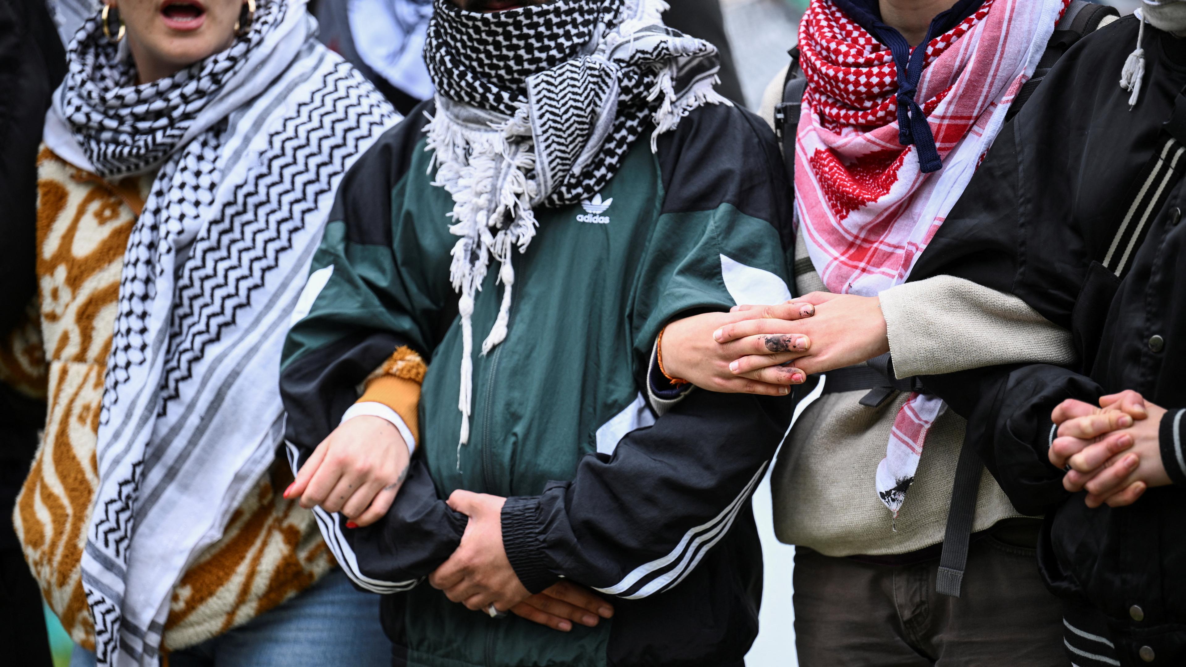 Pro-Palästina Demonstrierende bilden eine Menschenkette beim Protestcamp an der Freien Universität (FU) Berlin.