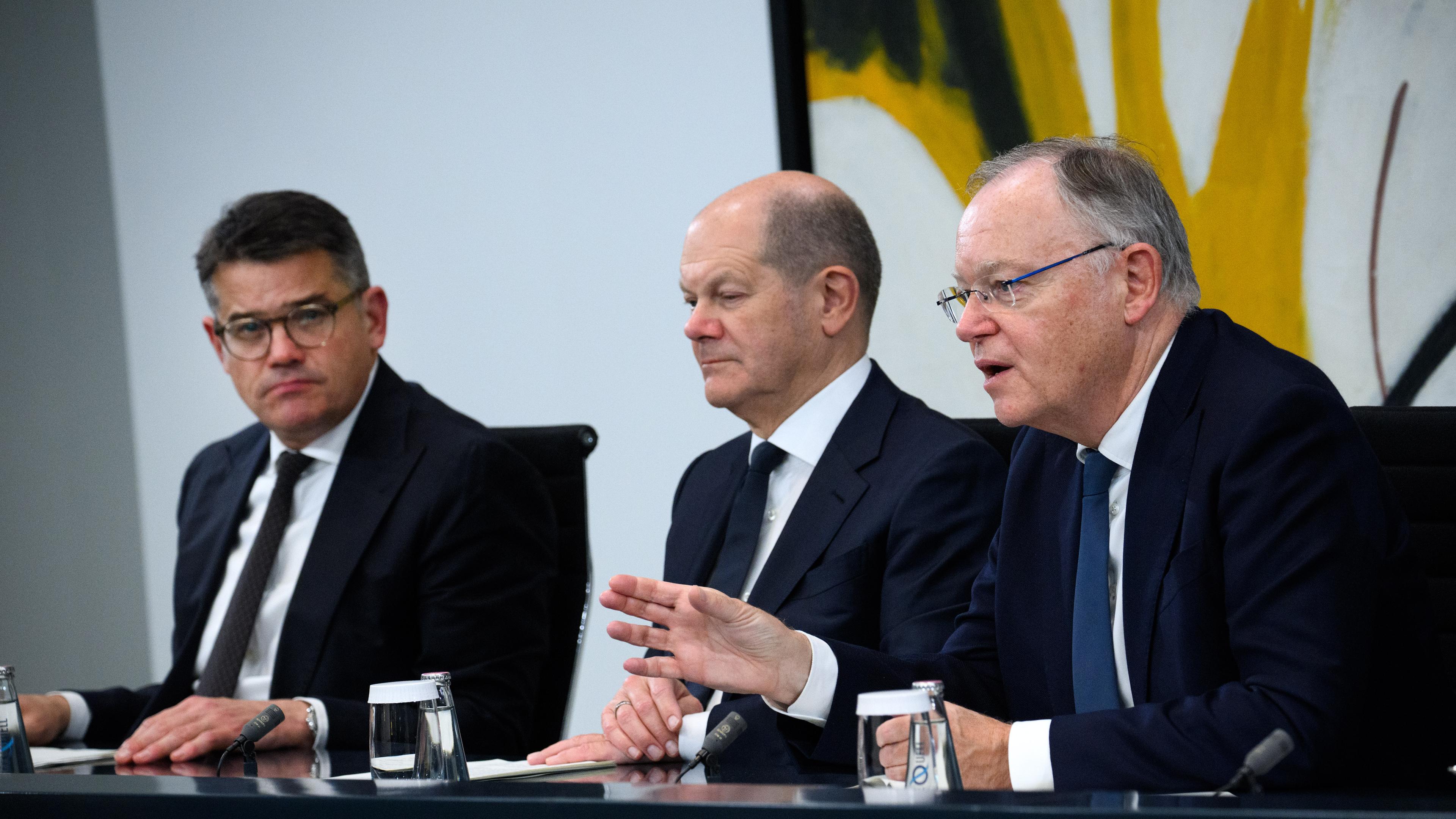 Bundeskanzler Olaf Scholz (M, SPD) äußert sich zusammen mit Boris Rhein (l, CDU), Ministerpräsident von Hessen, und Stephan Weil (SPD), Ministerpräsident von Niedersachsen.