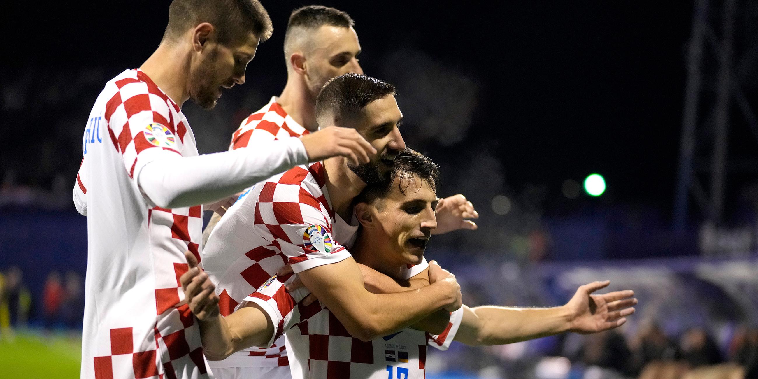Kroatiens Spieler feiern nach einem Tor von Ante Budimir (r).