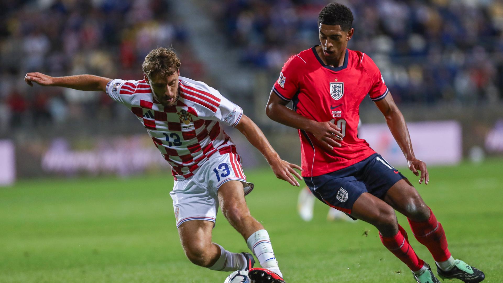 Der kroatische Offensivspieler Nikola Vlasic wird in der Nations League Partie in Rijeka von Jude Bellingham bedrängt