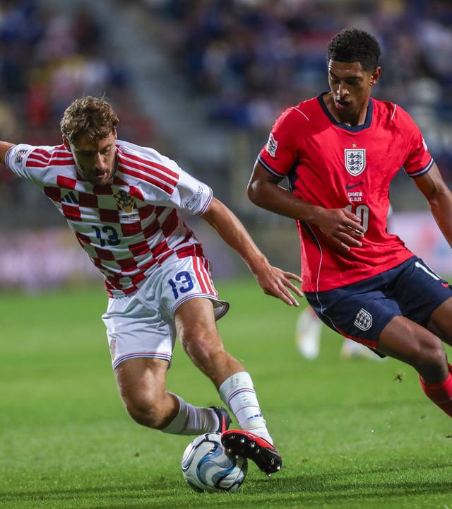 Der kroatische Offensivspieler Nikola Vlasic wird in der Nations League Partie in Rijeka von Jude Bellingham bedrängt