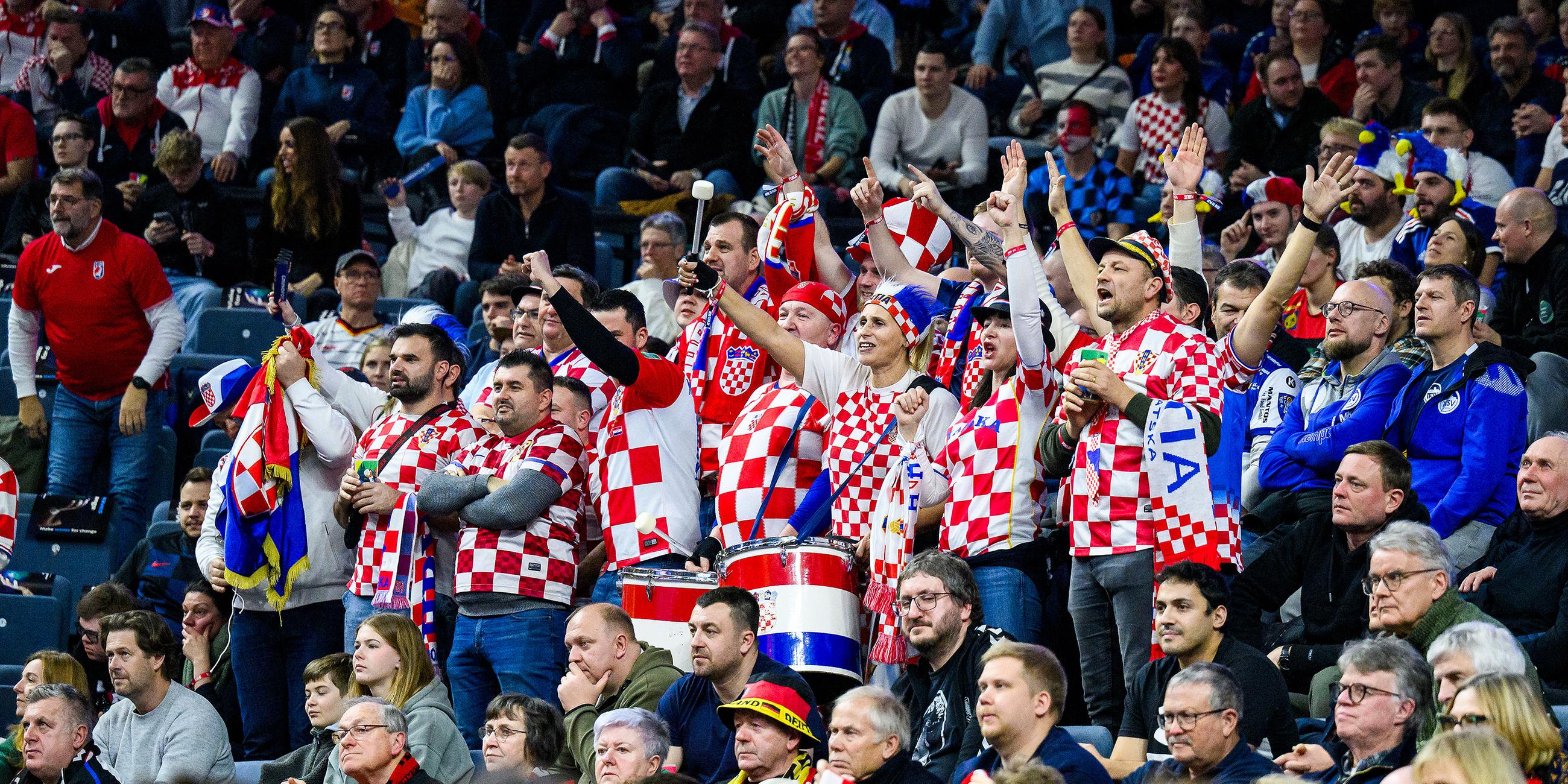 Handballfans aus Kroatien stehen auf der Tribüne