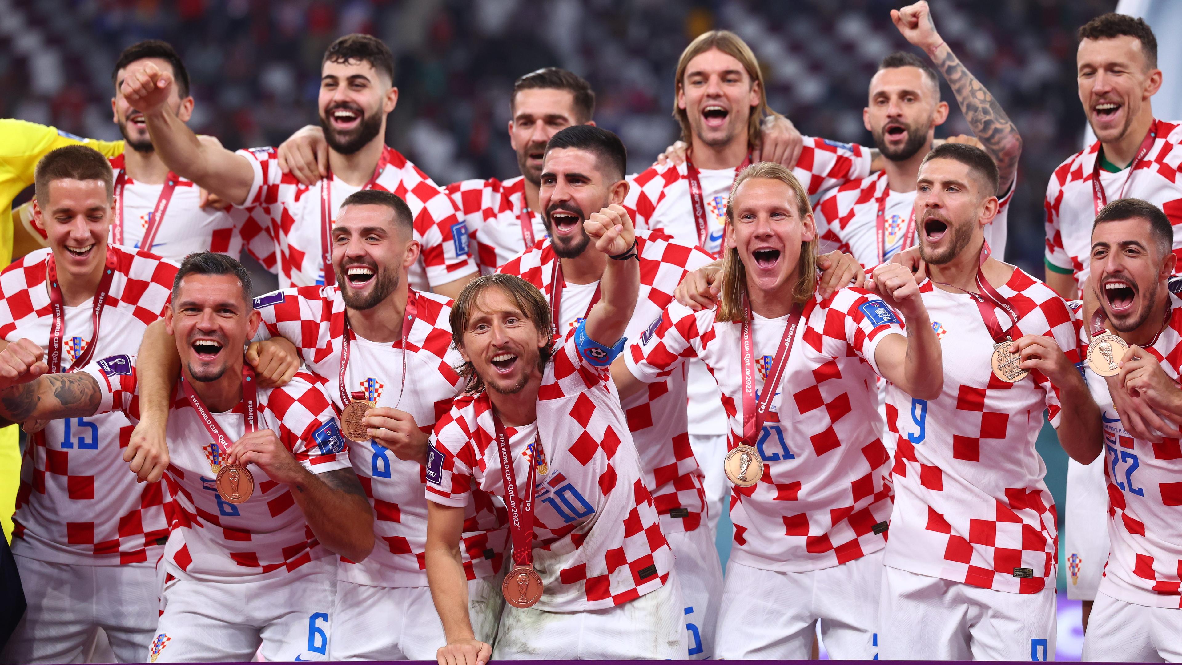 Fußball-WM 2022 in Katar, Kroatien - Marokko, Spiel um Platz drei: Kroatiens Luka Modric (Mitte) und Mitspieler jubeln bei der Siegerehrung.