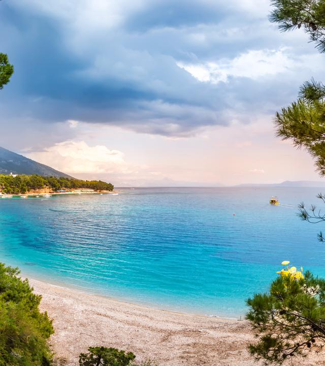 Ein Blick auf Kroatiens berühmtesten Strand Zlatni Rat auf der Insel Brac in der Adria.