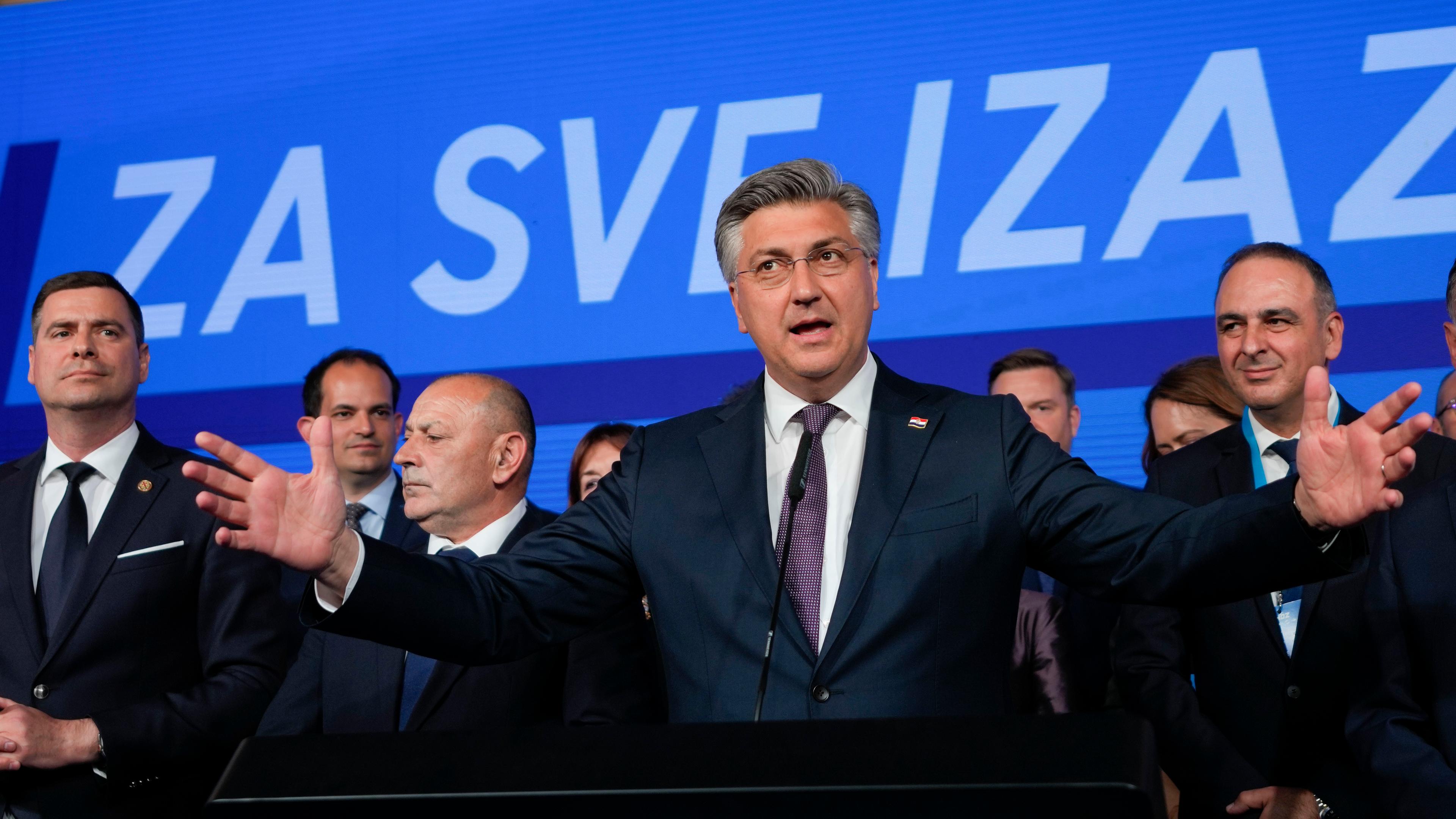 Nach dem Wahlsieg spricht der kroatische Ministerpräsident Andrej Plenkovic vor einem Publikum.
