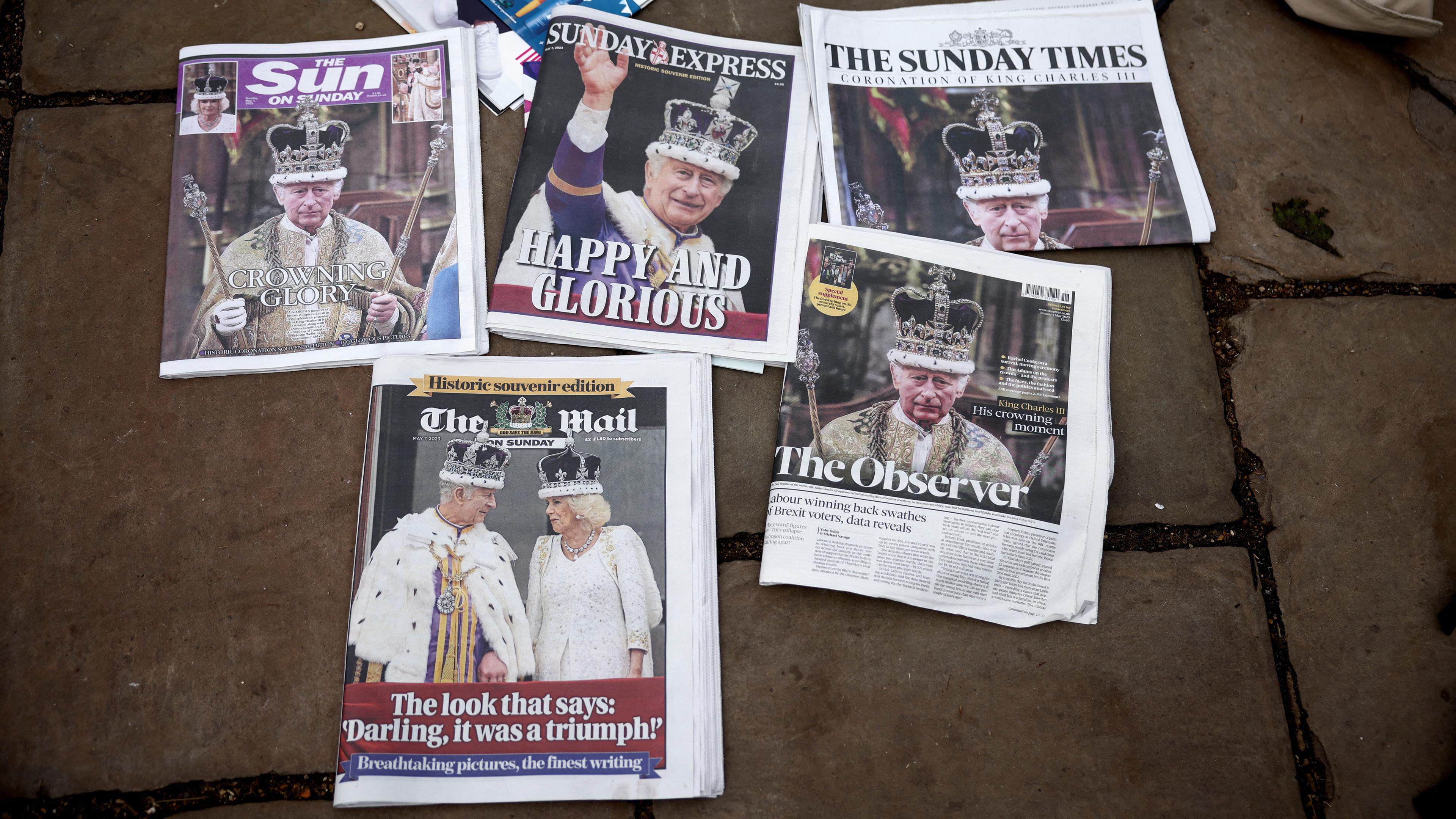 Die Titelbilder britischer Zeitungen nach der Krönung von Charles III.