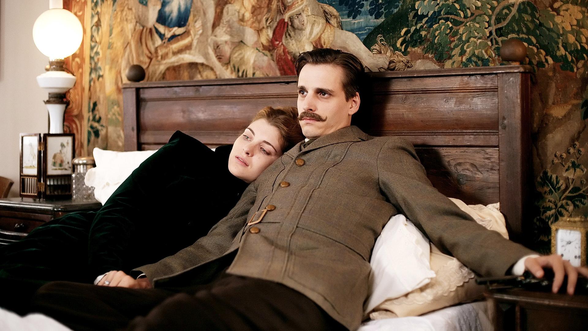 Vittoria Puccini (Mary Vetsera), Max von Thun (Rudolf). 