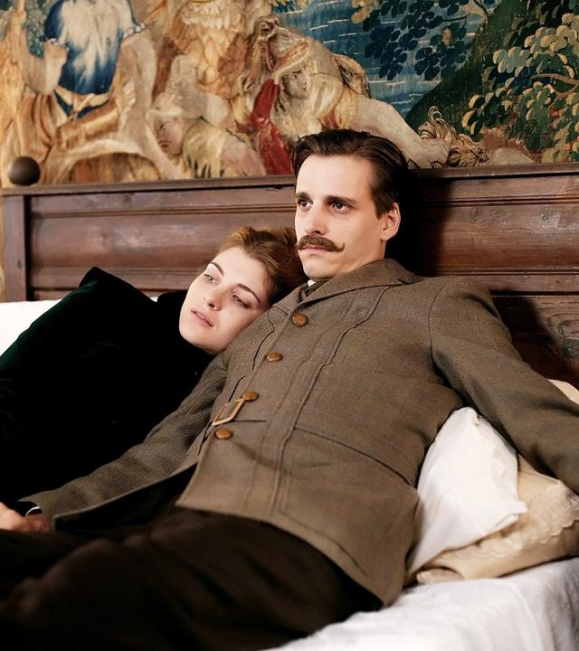 Vittoria Puccini (Mary Vetsera), Max von Thun (Rudolf). 