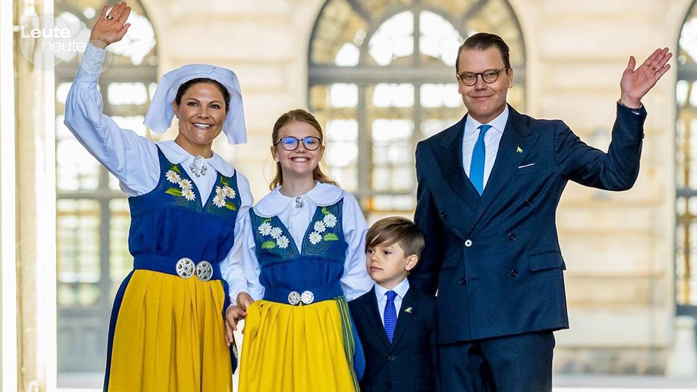 Zum schwedischen Nationalfeiertag haben sich Kronprinzessin Victoria und Familie in Schale geworfen. Sie nehmen an einer Zeremonie in Skansen teil, bei der feierlich die Flagge gehisst wird. (6.06.2023)