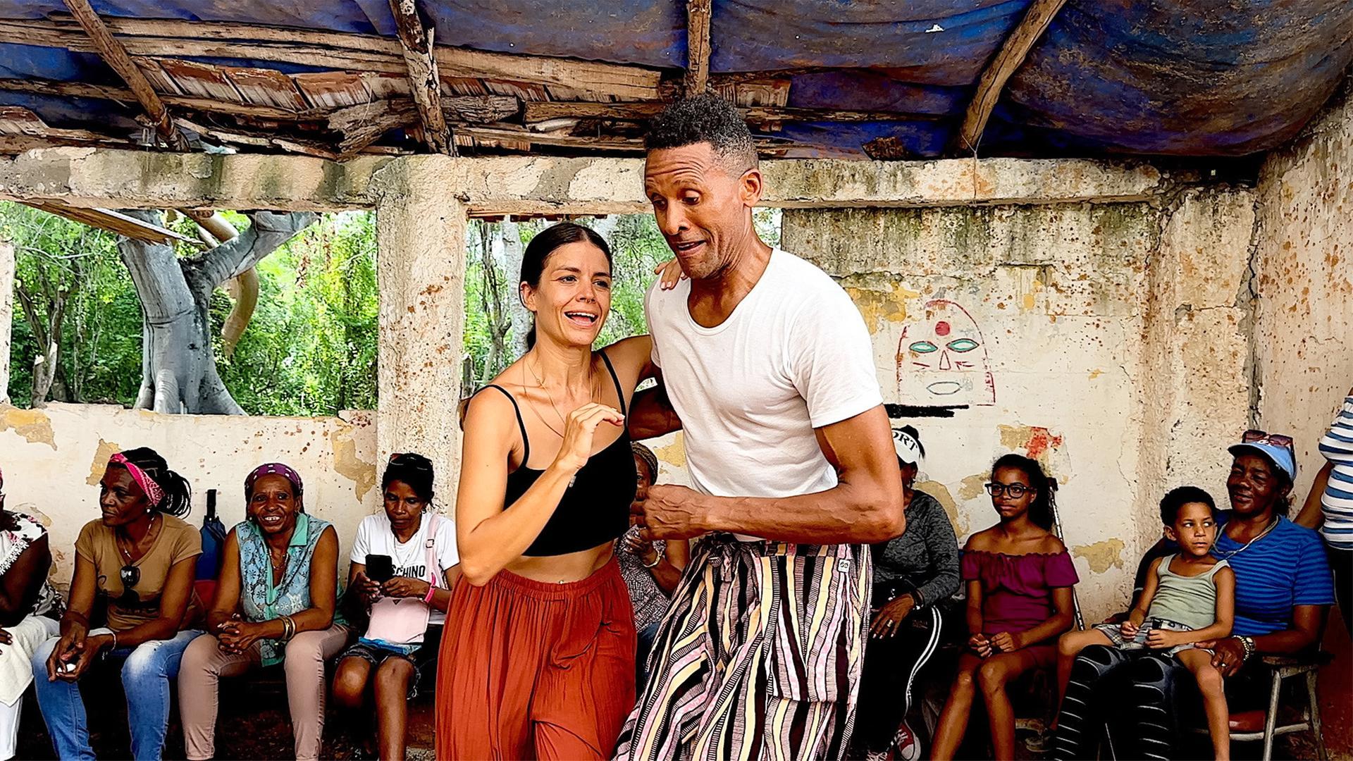 Christa und Alexis tanzen.