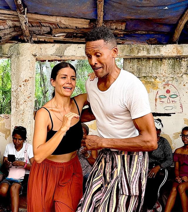 Christa und Alexis tanzen.