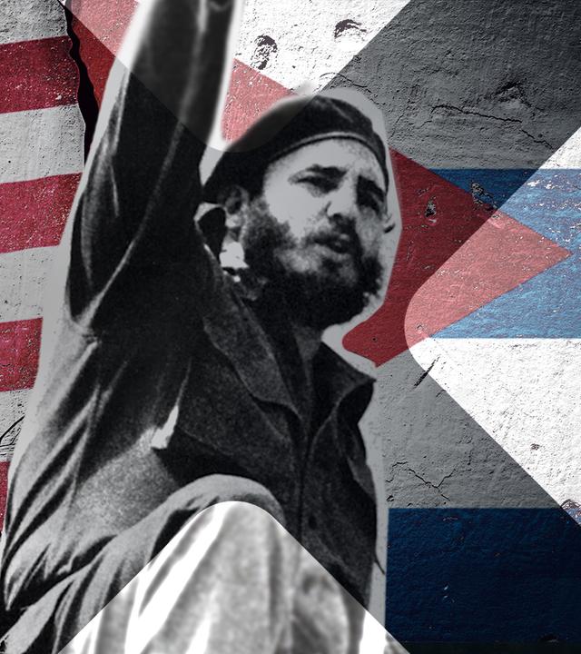 Fidel Castro vor der US- und der kubanischen Flagge