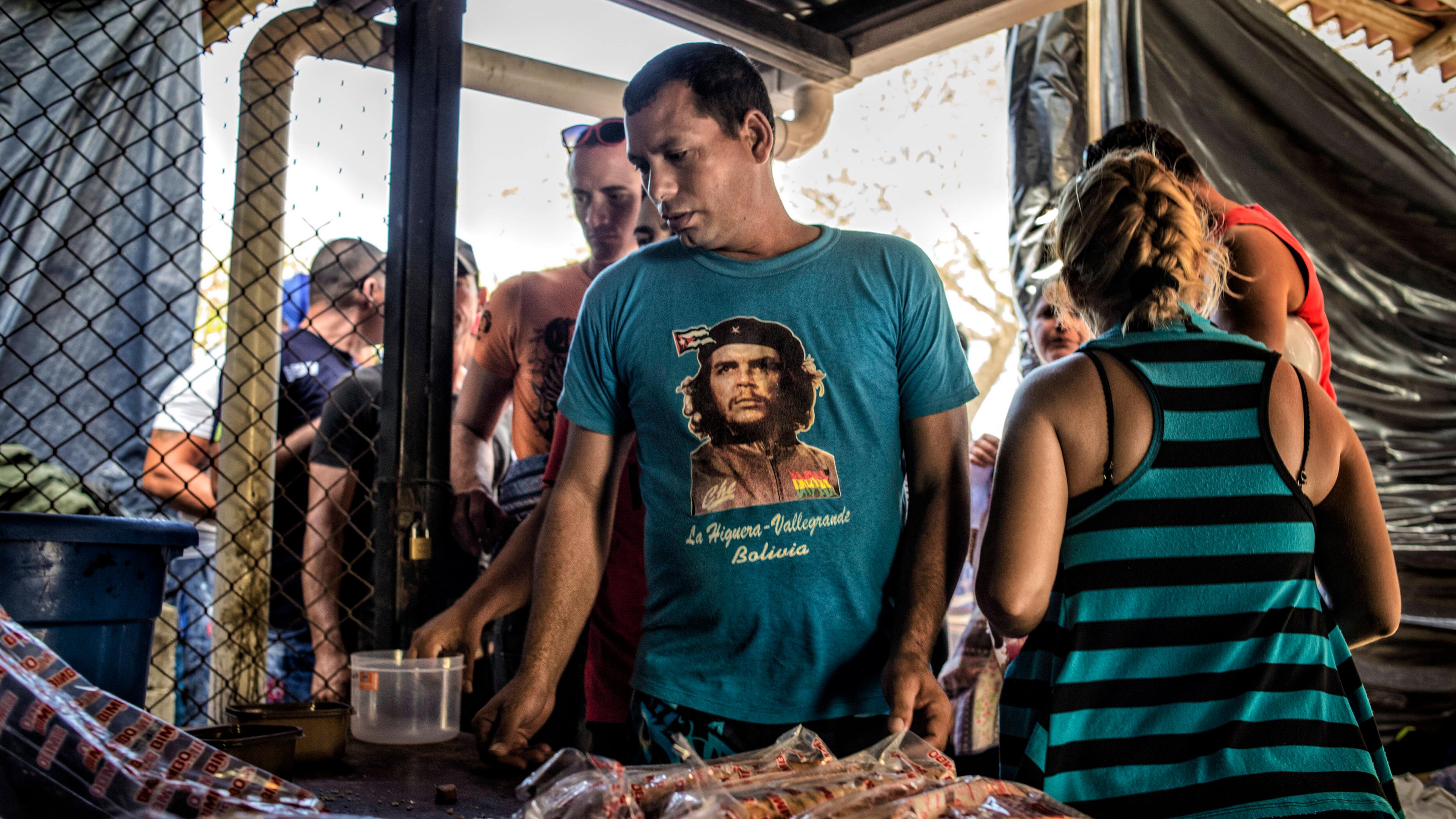 Flüchtlinge aus Kuba in einer provisorischen Unterkunft in der Grenzstadt La Cruz