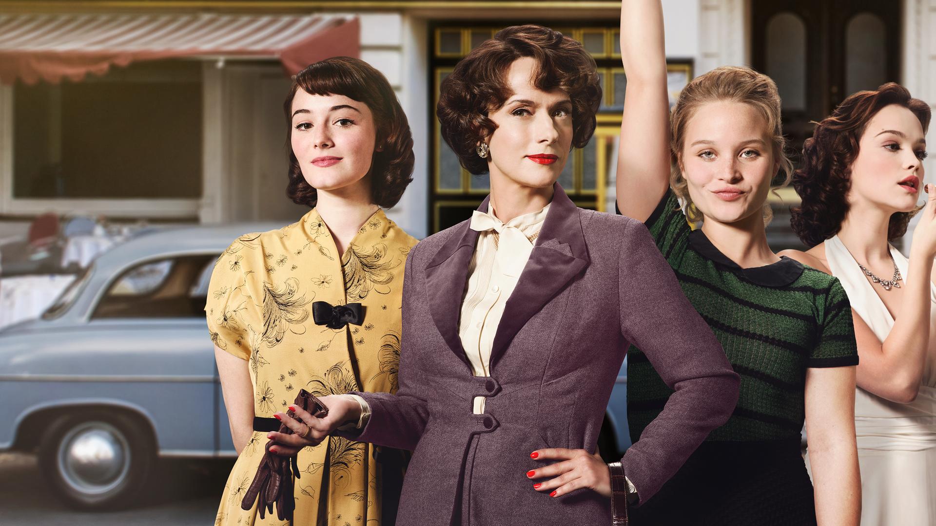 Ku’damm 56: Helga Schöllack (Maria Ehrich), Caterina Schöllack (Claudia Michelsen), Monika Schöllack (Sonja Gerhardt), Eva Schöllack (Emilia Schüle) stehen auf der Straße vor der Tanzschule "Galant".