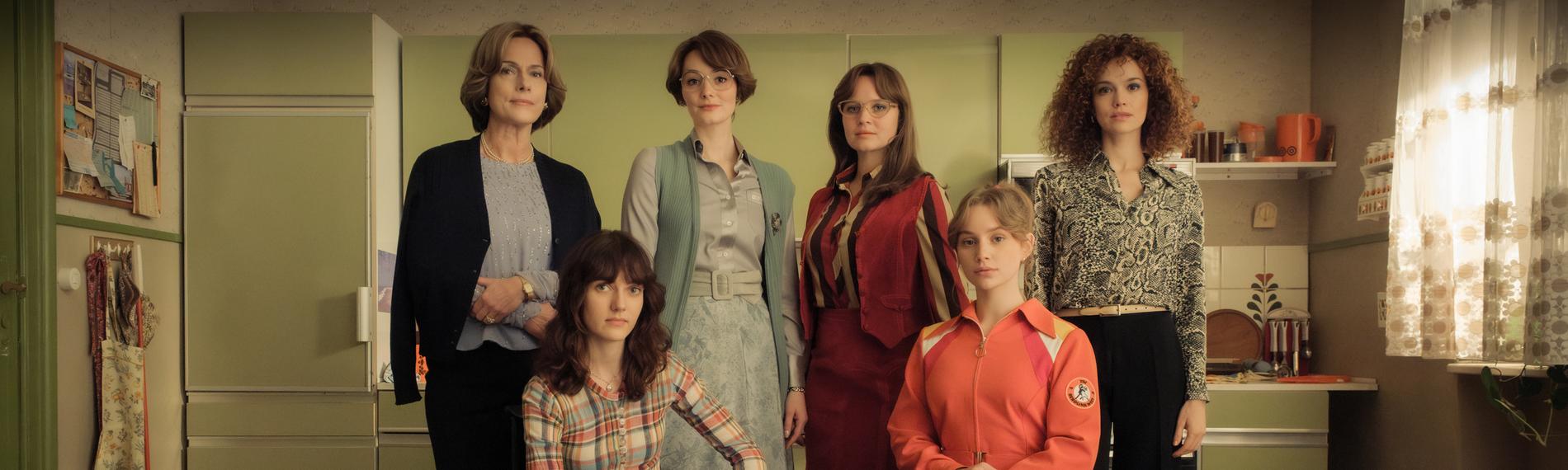 Die Darstellerinnen der ZDF-Reihe "Ku'damm 77" in einer Küchen der 70er Jahre zum Drehstartfoto versammelt: Die Schauspielerinnen der neuen Staffel Claudia Michelsen, Marie Louise Albertine Becker, Maria Ehrich, Sonja Gerhardt, Carlotta Bähre und Emilia Schüle