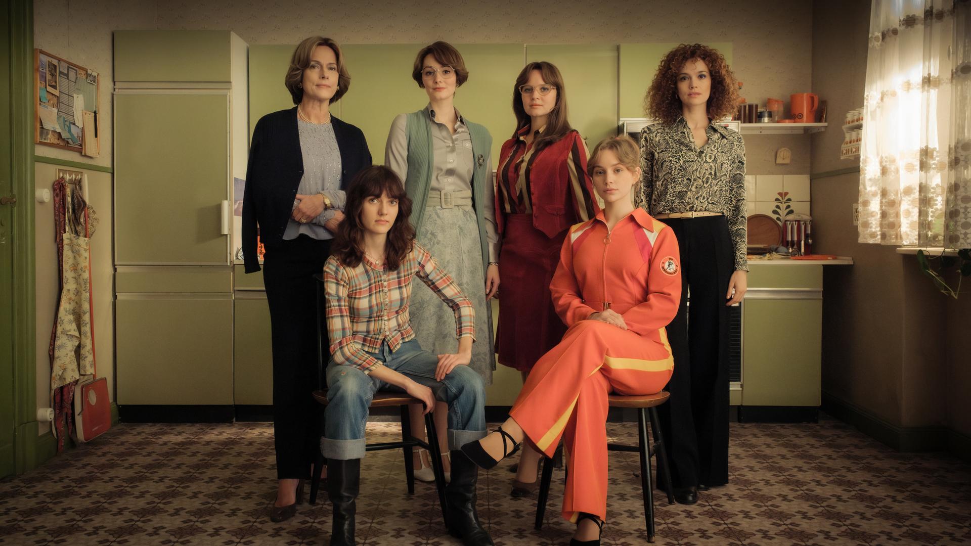 Die Darstellerinnen der ZDF-Reihe "Ku'damm 77" in einer Küchen der 70er Jahre zum Drehstartfoto versammelt: Die Schauspielerinnen der neuen Staffel Claudia Michelsen, Marie Louise Albertine Becker, Maria Ehrich, Sonja Gerhardt, Carlotta Bähre und Emilia Schüle