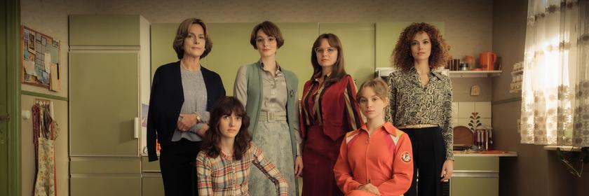 Die Darstellerinnen der ZDF-Reihe "Ku'damm 77" in einer Küchen der 70er Jahre zum Drehstartfoto versammelt: Die Schauspielerinnen der neuen Staffel Claudia Michelsen, Marie Louise Albertine Becker, Maria Ehrich, Sonja Gerhardt, Carlotta Bähre und Emilia Schüle