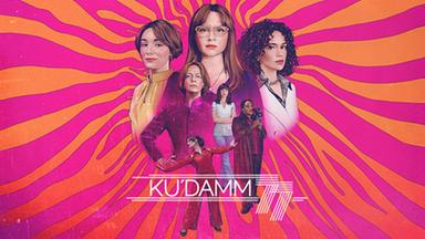 Das Titelbild der ZDF-Reihe "Ku'damm 77": Schriftzug mit gezeichneten Kaufdarstellerinnen im Zetrum vor 70er Jahre Farbverlaufswand in Pink und Orange
