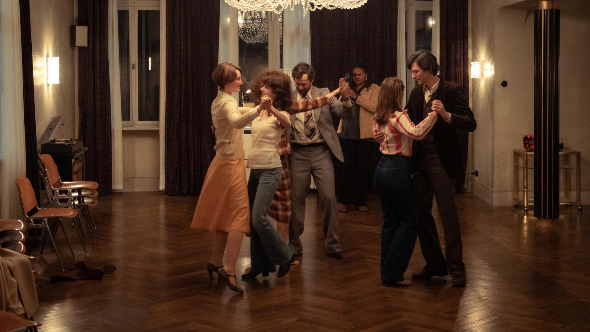 Ausgelassene Stimmung in der Tanzschule, alle tanzen nach dem erfolgreichen Abend. Von links: Helga von Boost (Maria Ehrich), Friederike von Boost (Marie Louise Albertine Becker), Eva Fassbender (Emilia Schüle), Dr. Hannes Mikusch (Florian Stetter), Dorli Schöllack (Carlotta Bähre) und Robert Beck (Sabin Tambrea)