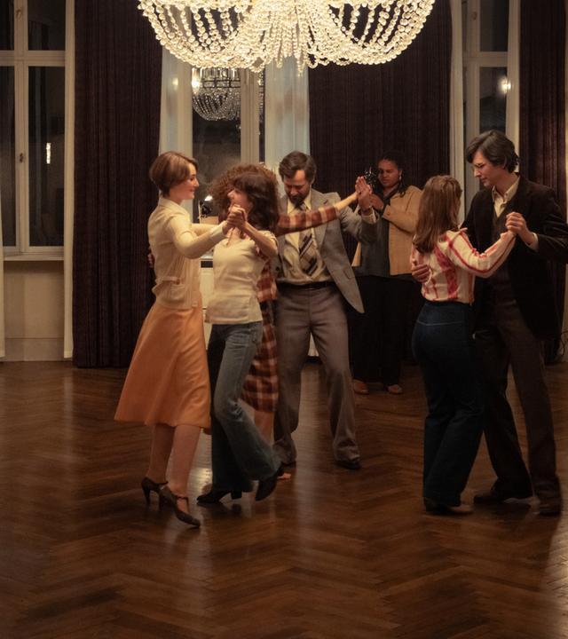 Ausgelassene Stimmung in der Tanzschule, alle tanzen nach dem erfolgreichen Abend. Von links: Helga von Boost (Maria Ehrich), Friederike von Boost (Marie Louise Albertine Becker), Eva Fassbender (Emilia Schüle), Dr. Hannes Mikusch (Florian Stetter), Dorli Schöllack (Carlotta Bähre) und Robert Beck (Sabin Tambrea)