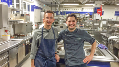 Eric in einer Profiküche mit Koch