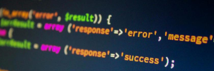 Symbolbild Künstliche Intelligenz: Nahaufnahme Bildschirm mit Programmierzeilen Programmiersprache
