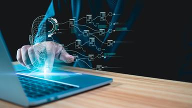 Hand am Laptop mit stilisiertem Datenstrom über der Tastatur im Raum