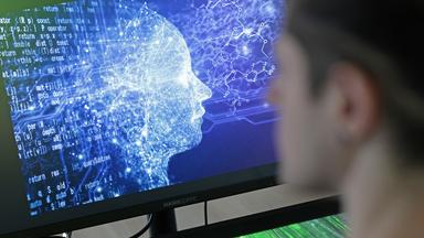 Ein Student sitzt im Computerraum einer Hochschule vor einem Bildschirm.