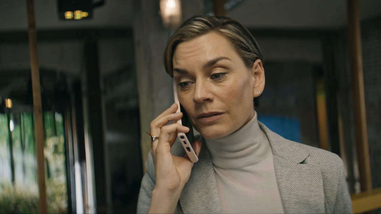 Eine telefonierende Frau