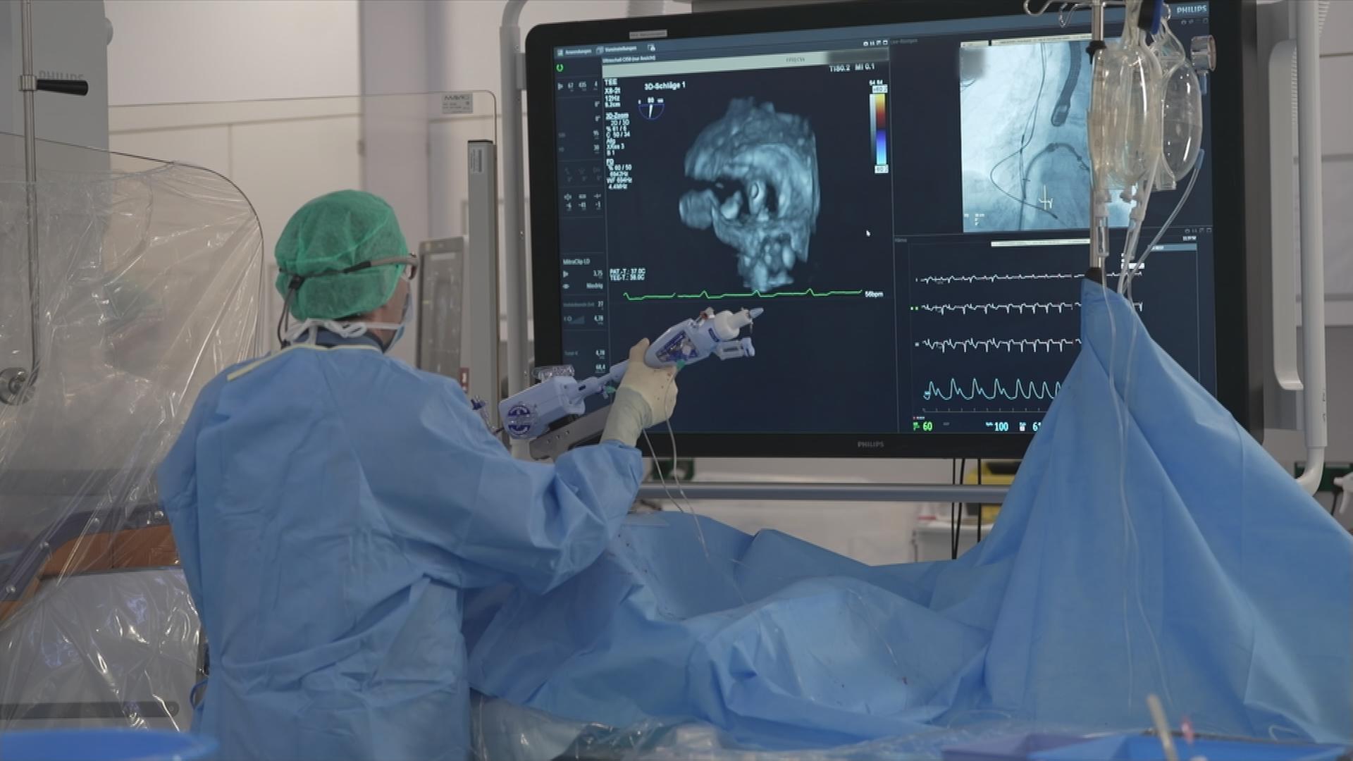 Ein Arzt in OP-Kittel führt eine Operation durch