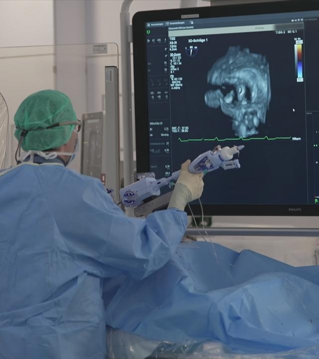 Ein Arzt in OP-Kittel führt eine Operation durch