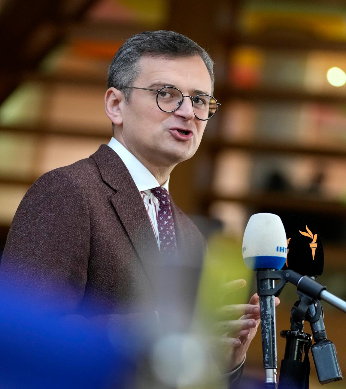 Dmytro Kuleba, Außenminister der Ukraine, spricht mit den Medien am Rande eines Treffens der EU-Außenminister im Gebäude des Europäischen Rates.
