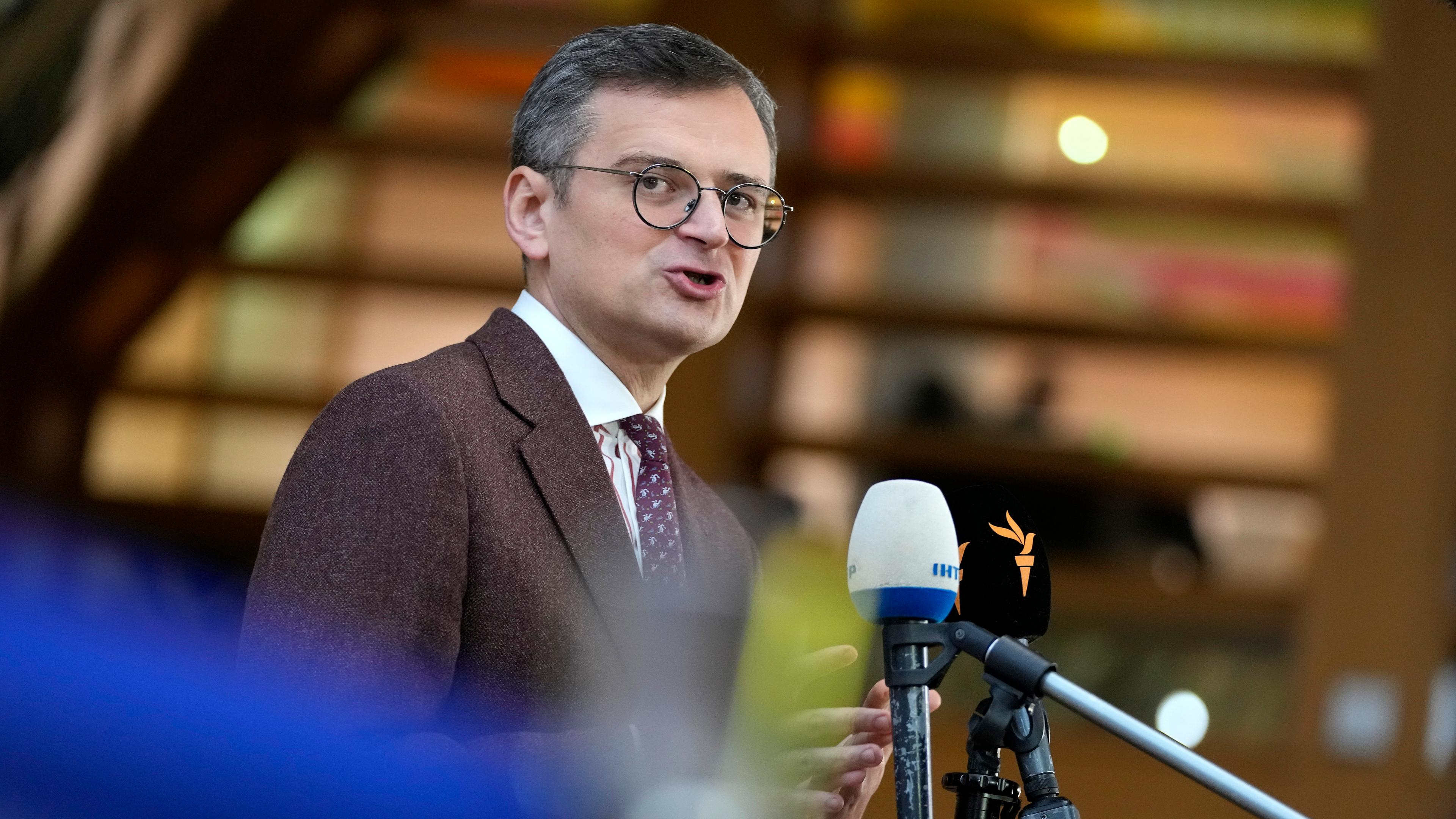 Dmytro Kuleba, Außenminister der Ukraine, spricht mit den Medien am Rande eines Treffens der EU-Außenminister im Gebäude des Europäischen Rates.